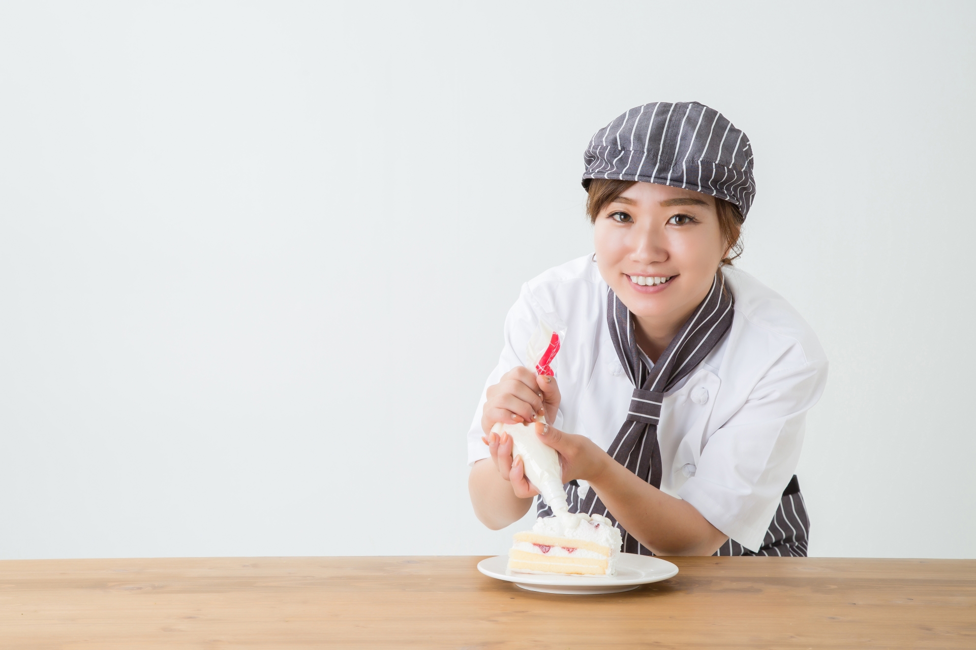 ケーキをつくる女性のイメージ