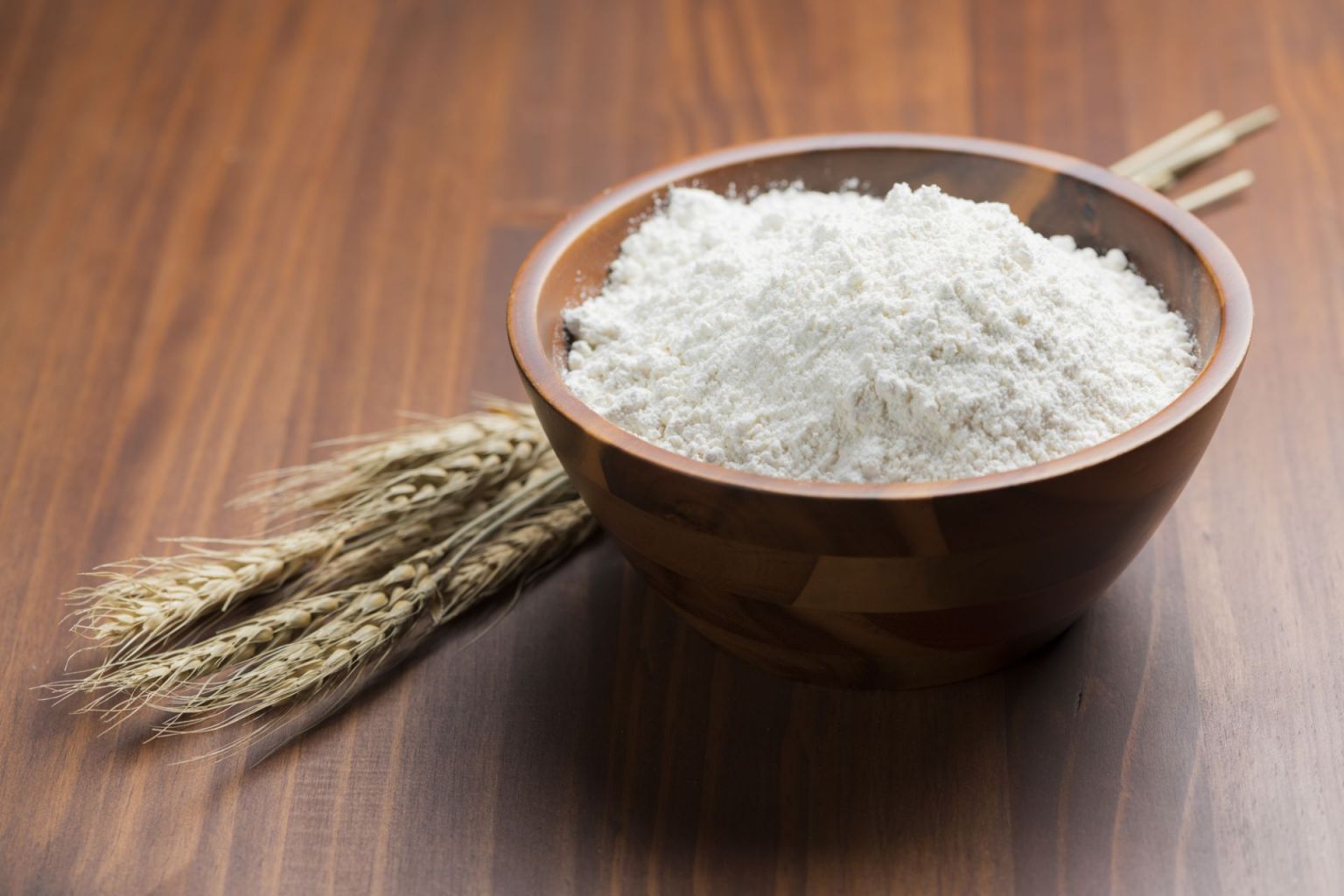 パン作りは強力粉と薄力粉どちらでもOK?小麦粉の違いを解説|製菓とパンのおしごと パン作りは強力粉と薄力粉どちらでもOK?小麦粉の違いを解説|製菓とパンのおしごと