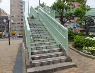 ラーメン屋さんの前の歩道橋を上ります