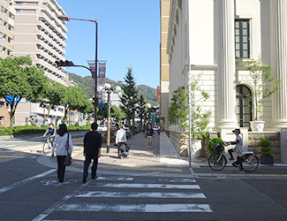 横断歩道を渡り、そのまま進みます