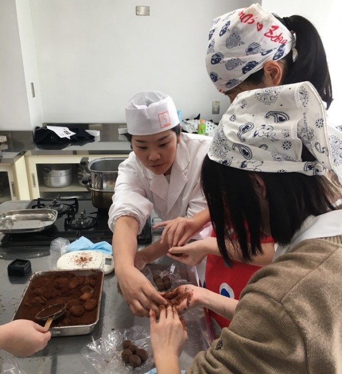 出張授業 神戸常盤女子高等学校で和菓子実習を実施させて頂きました 神戸製菓専門学校 出張授業 神戸常盤女子高等学校で和菓子実習を実施させて頂きました 神戸製菓専門学校